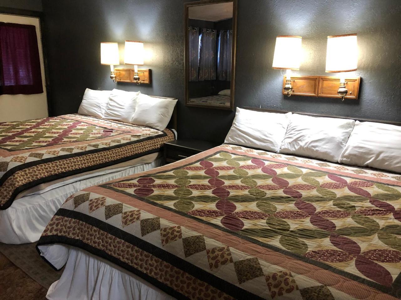 The Golden Bear Motel Ток Екстер'єр фото