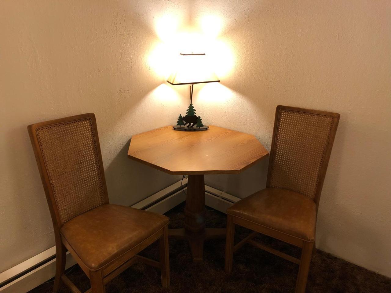 The Golden Bear Motel Ток Екстер'єр фото
